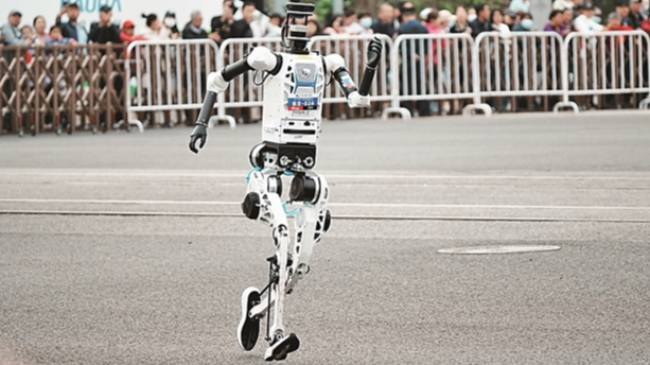 从"踉跄学步"到碾压人类纪录：2026北京机器人马拉松一夜封神